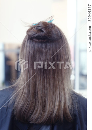 light brown long loose hair closeup photo in hair salon back view light brown long loose hair closeup photo in hair salon back view 80944327