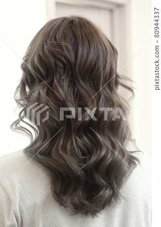 light brown long curly loose hair closeup photo in hair salon back view light brown long curly loose hair closeup photo in hair salon back view 80944337