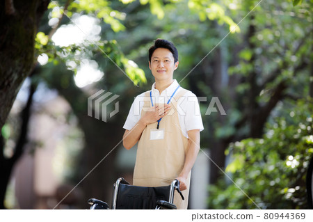 戶外中間男性看護者 戶外中間男性看護者 80944369