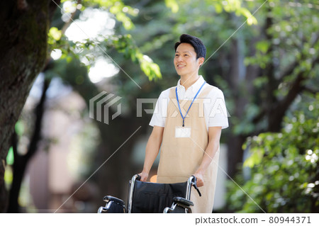 戶外中間男性看護者 80944371