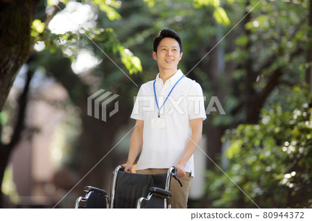 戶外中間男性看護者 80944372