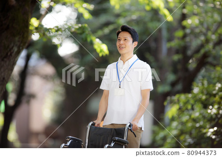 戶外中間男性看護者 80944373