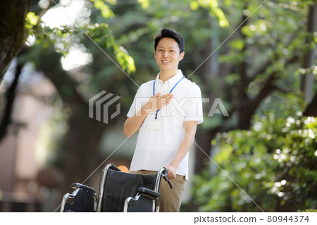 戶外中間男性看護者 80944374