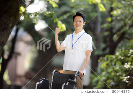 戶外中間男性看護者 戶外中間男性看護者 80944375