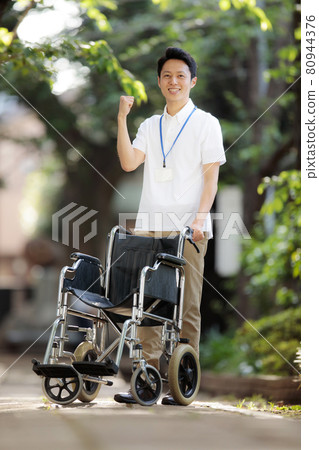 戶外中間男性看護者 戶外中間男性看護者 80944376