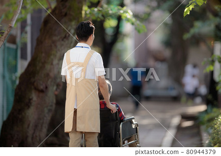 中間男性看護者室外輪椅 中間男性看護者室外輪椅 80944379