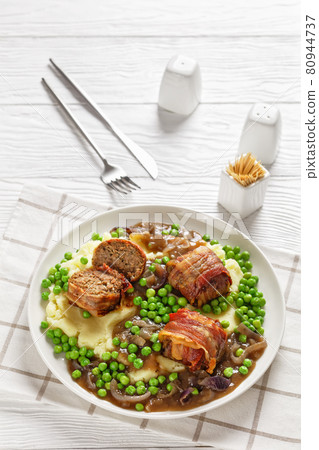 english meatballs, faggots with potatoes and peas 80944737