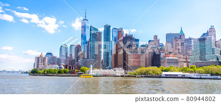 Skyline panorama of downtown Financial District and Lower Manhattan in New York City, USA 80944802
