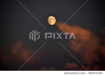 Full moon and clouds in the late evening Full moon and clouds in the late evening 80945084