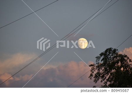 Full moon and clouds in the late evening Full moon and clouds in the late evening 80945087