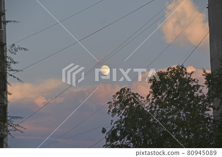 Full moon and clouds in the late evening Full moon and clouds in the late evening 80945089
