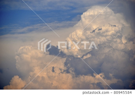 Blue and white cumulus clouds before a thunderstorm 80945584