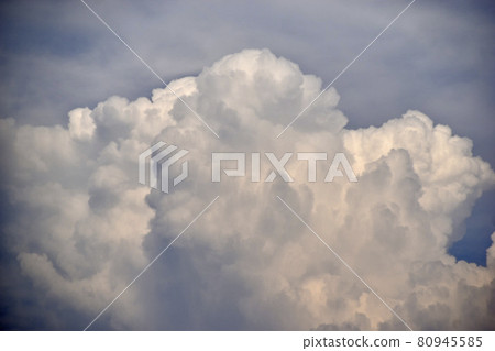 Blue and white cumulus clouds before a thunderstorm 80945585