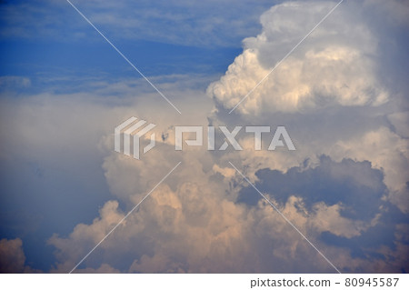 Blue and white cumulus clouds before a thunderstorm 80945587
