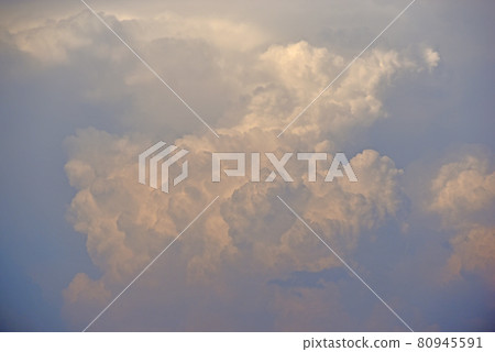 Blue and white cumulus clouds before a thunderstorm 80945591