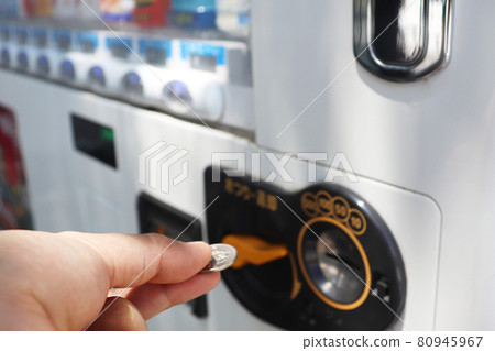 Buy drinks from vending machines 80945967