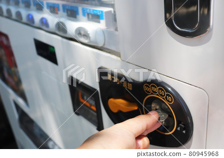 Buy drinks at the vending machine 80945968