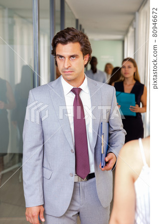 Portrait of successful businessman 80946672