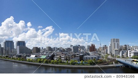 從湖東區東洋町木場公園東洋1丁目眺望在蔚藍的天空中閃耀的鹽濱運河 從湖東區東洋町木場公園東洋1丁目眺望在蔚藍的天空中閃耀的鹽濱運河 80948166