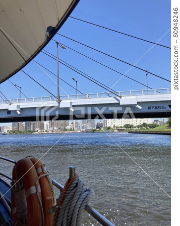 從水上巴士上看到的吊橋 從水上巴士上看到的吊橋 80948246