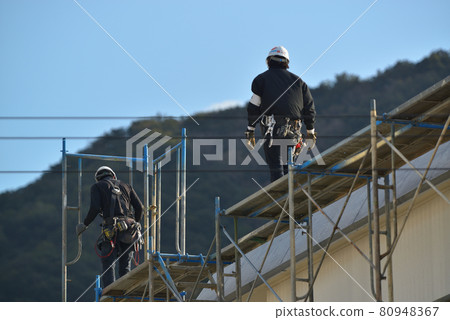 Large-scale condominium repair work scene at scaffolding dismantling site Large-scale condominium repair work scene at scaffolding dismantling site 80948367