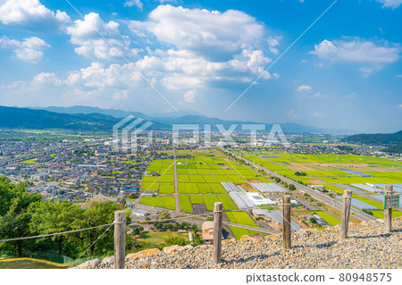 從夏季森林將軍塚古墳看到的善光寺平[長野縣] 80948575