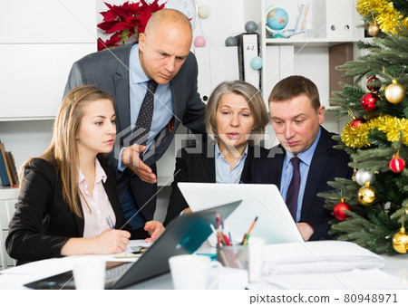 Boss controlling teamwork 80948971