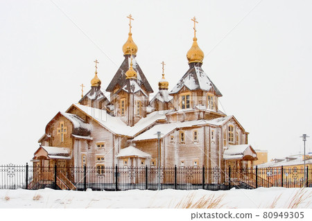 Winter view of a large wooden church in the Russian Arctic 80949305