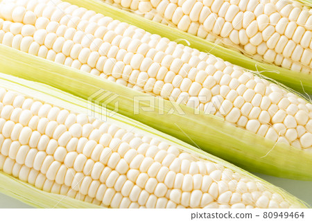 起來的白玉米(純白色)。 起來的白玉米(純白色)。 80949464