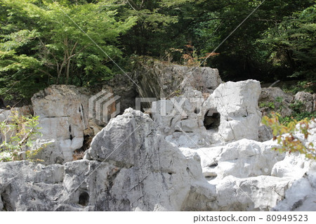 Ryuguiwa, Okayama (a famous place made by erosion of limestone) Ryuguiwa, Okayama (a famous place made by erosion of limestone) 80949523