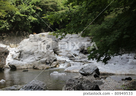 Ryuguiwa, Okayama (a famous place made by erosion of limestone) Ryuguiwa, Okayama (a famous place made by erosion of limestone) 80949533