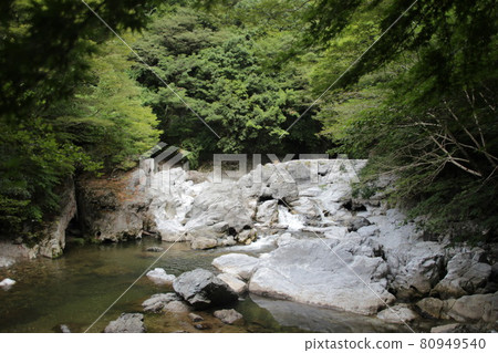 Ryuguiwa, Okayama (a famous place made by erosion of limestone) Ryuguiwa, Okayama (a famous place made by erosion of limestone) 80949540