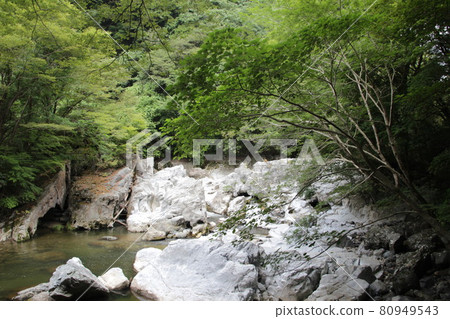 Ryuguiwa, Okayama (a famous place made by erosion of limestone) Ryuguiwa, Okayama (a famous place made by erosion of limestone) 80949543