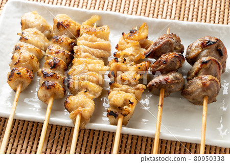 什錦烤雞肉串(鹽烤)。 Bonjiri,雞皮,胗。 什錦烤雞肉串(鹽烤)。 Bonjiri,雞皮,胗。 80950338