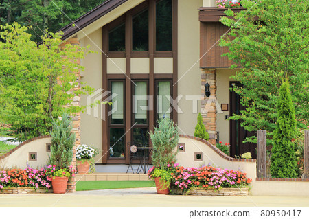 Exterior of a detached house 80950417