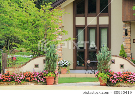 Exterior of a detached house 80950419