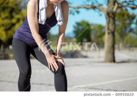 A woman exercising and hurting her knee A woman exercising and hurting her knee 80950820