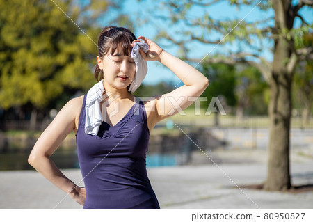 因運動而疲倦的女性 因運動而疲倦的女性 80950827