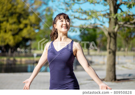 一個女人在公園裡做運動時深呼吸 一個女人在公園裡做運動時深呼吸 80950828