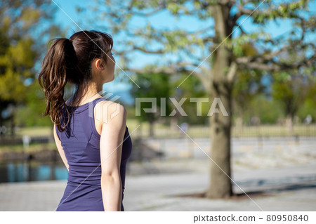 Women training at the park 80950840