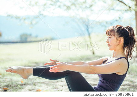 在戶外做瑜伽的女人（船式） 80950961