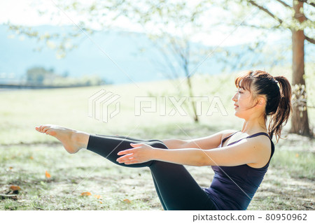 在戶外做瑜伽的女人（船式） 80950962