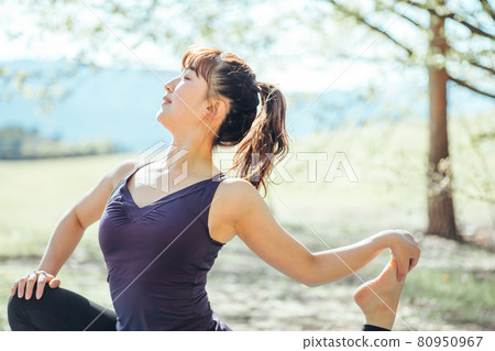 在戶外做瑜伽的女性 在戶外做瑜伽的女性 80950967