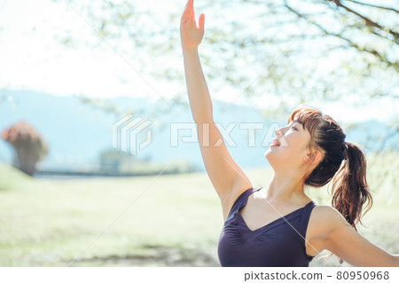 Women who do yoga outdoors Women who do yoga outdoors 80950968