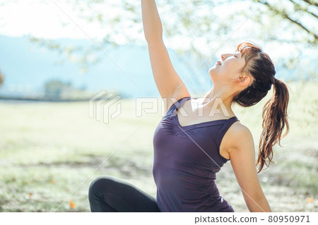 Women who do yoga outdoors Women who do yoga outdoors 80950971
