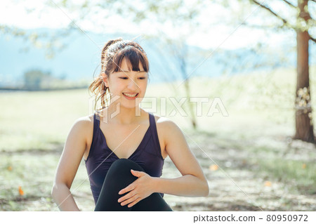 在戶外做瑜伽的女人（坐著） 80950972