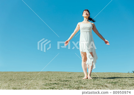 A dancing woman in the sky and a white one-piece (deep breath, whole body) A dancing woman in the sky and a white one-piece (deep breath, whole body) 80950974