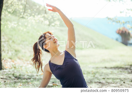 Women who do yoga outdoors 80950975