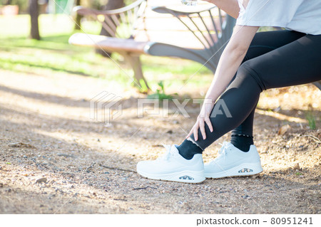 Women taking a break during training (knee / leg hurts) 80951241