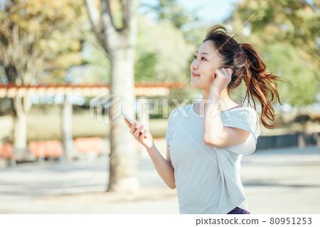 一個女人一邊聽音樂一邊鍛煉 80951253